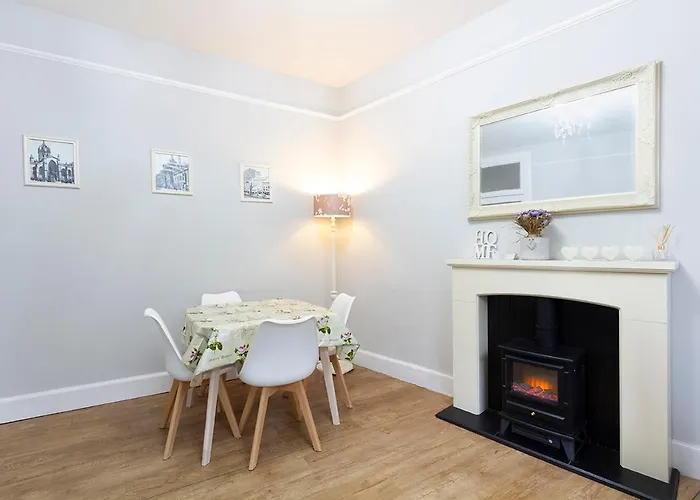 Cosy Near Centre Edinburgh Apartment